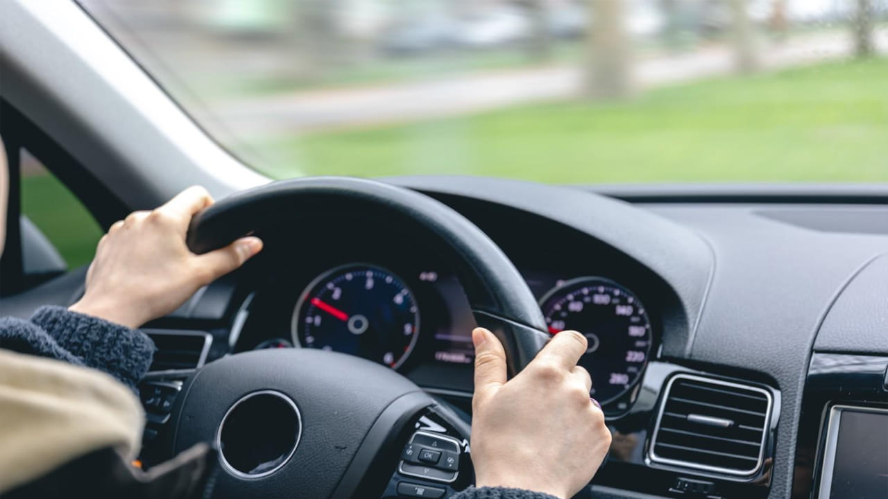 ప్రజలు తమ కారులో సగటు సగటు తక్కువగా ఉన్నప్పుడు కారు ఇంజిన్లో ఏదో సమస్య ఉందని లేదా మరేదైనా సమస్య ఉందని భావిస్తారు. కానీ వారు తమ డ్రైవింగ్ అలవాట్లను విస్మరిస్తారు. డ్రైవింగ్ ప్రవర్తన మైలేజీపై అతిపెద్ద ప్రభావాన్ని చూపుతుంది. మీరు కారును కఠినంగా, అధిక వేగంతో నడిపితే అధిక మైలేజీని అస్సలు ఆశించవద్దు. వేగవంతమైన త్వరణం, హార్డ్ బ్రేకింగ్ ఇంజిన్పై అనవసరమైన ఒత్తిడిని కలిగిస్తాయి. ఎక్కువ ఇంధన వినియోగానికి దారితీస్తాయి. ట్రాఫిక్లో లేదా సిగ్నల్స్ వద్ద ఇంజిన్ను ఎక్కువసేపు నడుపుతూ ఉండటం కూడా ఇంధన వృధాకు దారితీస్తుంది. అటువంటి పరిస్థితిలో మీరు మీ డ్రైవింగ్ పద్ధతులను మెరుగుపరచడం ద్వారా మెరుగైన మైలేజీని పొందవచ్చు.