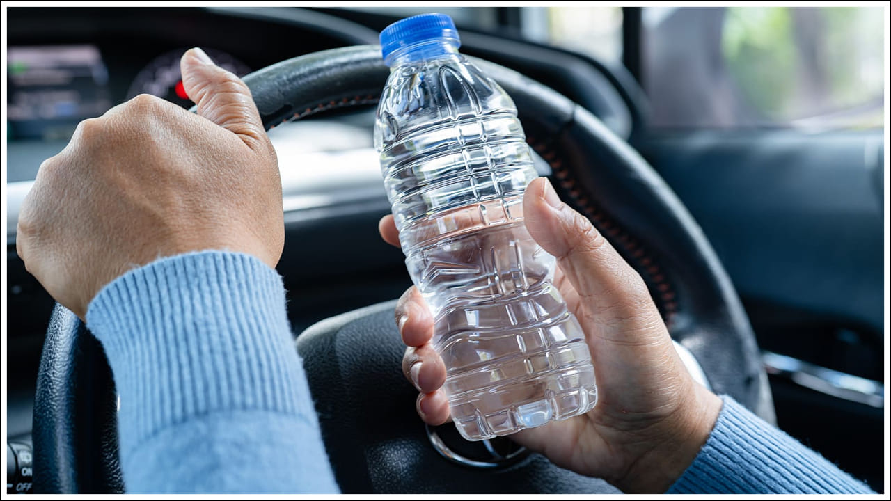  Car Water Bottle Safety: మీరు మీ కారులో ఉన్న ప్లాస్టిక్ బాటిల్ నుండి నీరు తాగుతుంటే కాస్త ఆలోచించాల్సిన విషయం ఉంది. ఎందుకంటే బాటిల్‌ మూసి ఉన్నందున అది తాగడానికి సురక్షితం అని అనుకుంటే పొరపాటే. కారులో ఉంచిన ప్లాస్టిక్ బాటిల్ నుండి నీరు ఎందుకు తాగకూడదో తెలుసుకుందాం. అలా చేయడం వల్ల తీవ్రమైన ఆరోగ్య సమస్యలు వస్తాయని నిపుణులు చెబుతున్నారు.