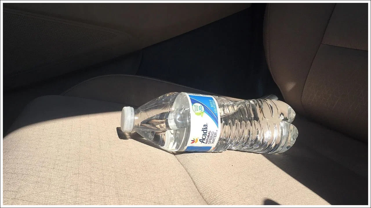  భూతద్దంలా పనిచేస్తుంది: పర్యావరణ పరిగణనలను కూడా పరిగణనలోకి తీసుకోవాలి. ఒకసారి మాత్రమే ఉపయోగించే ప్లాస్టిక్ సీసాలు కాలుష్యానికి ప్రధాన వనరులు, సరైన శుభ్రపరచకుండా వాటిని తిరిగి ఉపయోగించడం వల్ల బ్యాక్టీరియా కాలుష్యం వచ్చే ప్రమాదం పెరుగుతుంది. అదనంగా కార్లలో వదిలివేసిన స్పష్టమైన సీసాలు (నిండిన లేదా ఖాళీ) భూతద్దాలుగా పనిచేస్తాయి. సూర్యరశ్మిని కేంద్రీకరిస్తాయి. సమీపంలోని మండే పదార్థాలను (సీట్ ఫాబ్రిక్ లేదా కాగితం వంటివి) మండించడానికి తగినంత వేడిని ఉత్పత్తి చేస్తాయి. భౌతికశాస్త్రం ఆప్టిక్స్ సూత్రం ఆధారంగా ఇది ప్రమాదం.