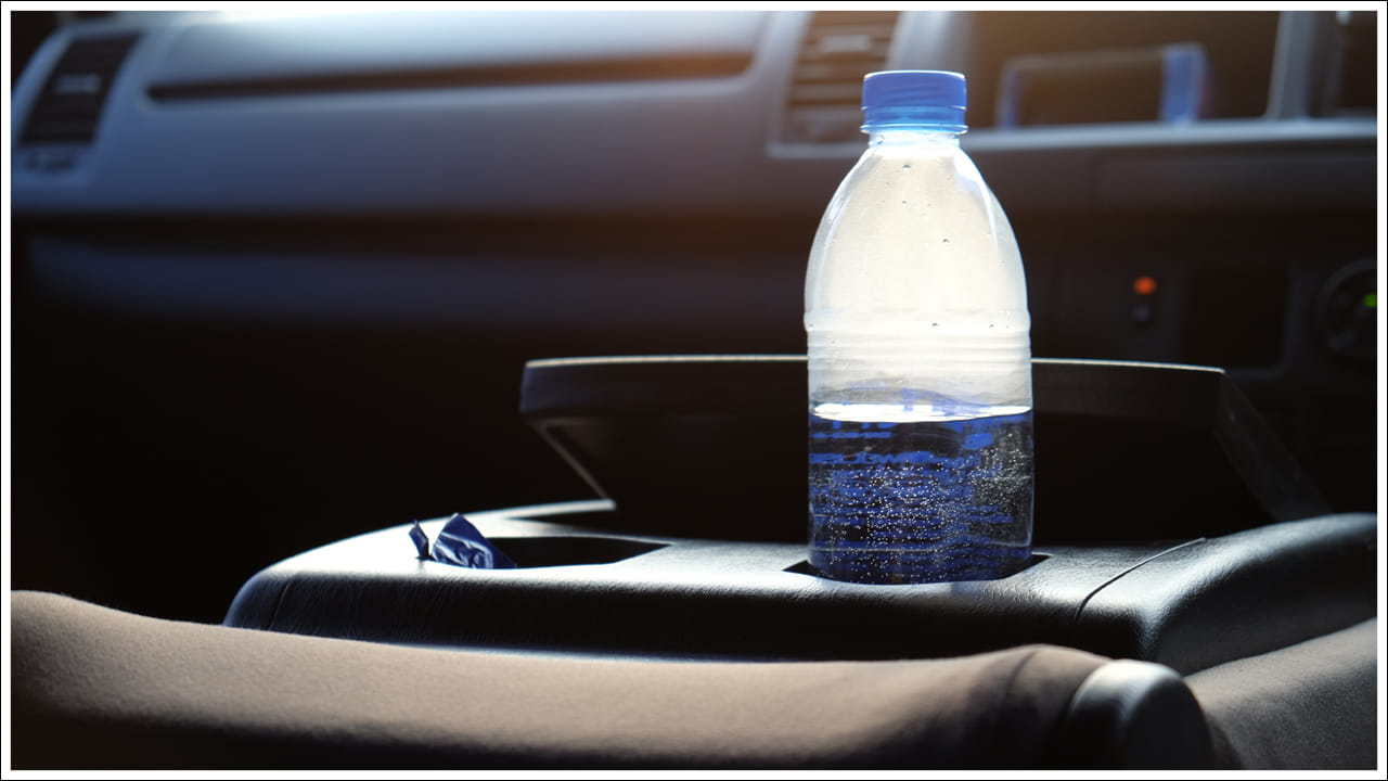  నీటి నాణ్యతలో క్షీణత: వేడి, సూర్యరశ్మి కార్లలోని ప్లాస్టిక్ బాటిళ్లలోని నీటి భద్రతను ప్రభావితం చేయడమే కాకుండా, దాని రుచిని కూడా మారుస్తాయి. ఇంటర్నేషనల్ బాటిల్ వాటర్ అసోసియేషన్ (IBWA) 2014 నివేదిక ప్రకారం, ఎక్కువసేపు వేడికి గురికావడం వల్ల ప్లాస్టిక్, నీటి మధ్య రసాయన ప్రతిచర్య ఏర్పడుతుంది. ఇది అసహ్యకరమైన వాసన లేదా రుచికి దారితీస్తుంది. నీరు సాంకేతికంగా సురక్షితమైనది అయినప్పటికీ అది తాజాగా రుచిని కోల్పోవచ్చు.