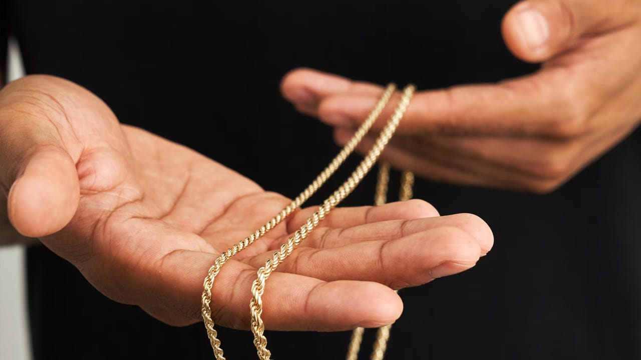 బంగారు నగలు కాలక్రమేణా నల్లగా మారుతూ ఉంటాయి. చెమట, గాలిలోని ఆక్సిజన్ వల్ల నల్లబడతాయి. ఇక వెండి ఆభరణాలు కూడా గాలిలోని సల్పేర్ సమ్మేళనాల వల్ల నల్లగా మారుతూ ఉంటాయి. వీటిని మీరు ఇంట్లోనే క్లీన్ ఇలా చేసుకోవచ్చు
