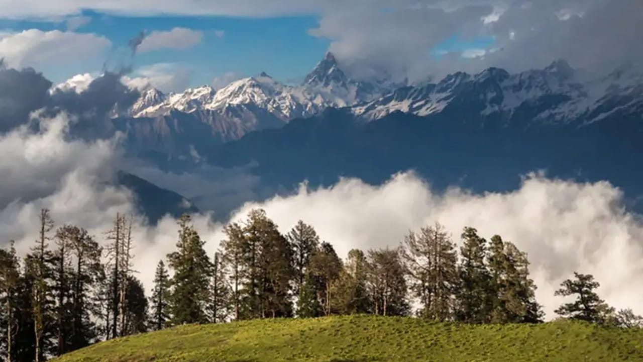 చక్రత, ఉత్తరాఖండ్: అడవులతో చుట్టుముట్టబడిన ప్రశాంతమైన కంటోన్మెంట్ పట్టణం, చక్రత ప్రకృతి ప్రేమికులకు అనువైనది. టైగర్ ఫాల్స్, చిల్మిరి నెక్, రామ్ తాల్ హార్టికల్చర్ గార్డెన్, డియోబన్ ఫారెస్ట్, కనసర్ ఫారెస్ట్, బుధేర్ గుహలు, రాక్ క్లైంబింగ్, రాపెల్లింగ్, లఖమండల్ ఆలయాన్ని సందర్శించవచ్చు. పక్షులను వీక్షించవచ్చు.