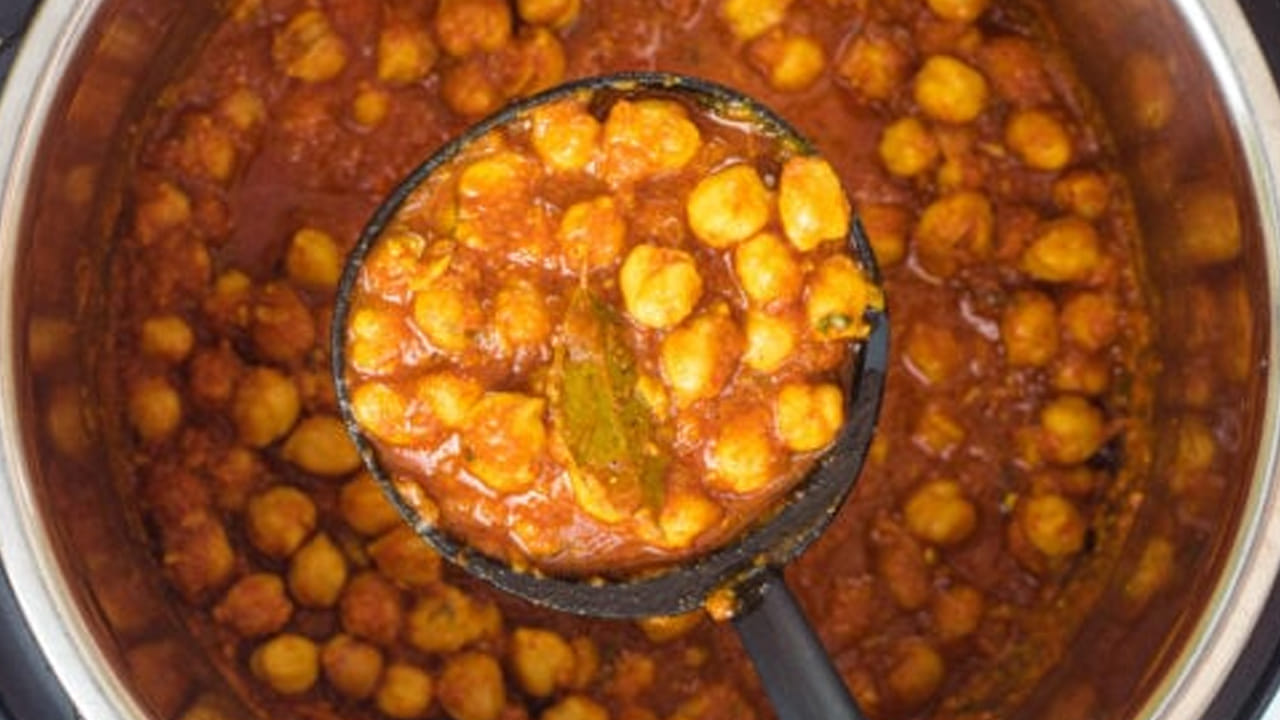 శనగలు, పప్పులకు ఎన్ని విజిల్స్:  సాధారణంగా మనం పప్పు, శనగపప్పులను వంట చేసే ముందు రాత్రంతా నానబెడతాము. కనీసం 6 నుండి 8 గంటలు నానబెట్టి, తరువాత ఉడికించాలి. ఎందుకంటే అవి లోపల కొంచెం గట్టిగా ఉంటాయి. నానబెట్టినట్లయితే వాటిని ఉడకబెట్టడం సులభం. శనగపప్పు, గరం మసాలా, కిడ్నీ బీన్స్, చిక్‌పీస్, తట్టం బయ్యారు వంటి చిక్కుళ్ళు నీటిలో ముంచి 4 విజిల్స్ వచ్చే వరకు ఉడకబెట్టవచ్చు. అదేవిధంగా, నలుపు, తెలుపు కిడ్నీ బీన్స్, రాజ్మా, సోయా బీన్స్‌లను కనీసం 5 నుండి 6 విజిల్స్ వచ్చే వరకు ఉడకబెట్టవచ్చు, తద్వారా అవి మృదువుగా ఉడికిపోతాయి. అవి కూరగాయలైతే, ఒక విజిల్ మాత్రమే సరిపోతుంది. అంతకంటే ఎక్కువసేపు ఉంచితే, అవి మెత్తగా మారుతాయి. కూరగాయల ఆకృతి పోతుంది.