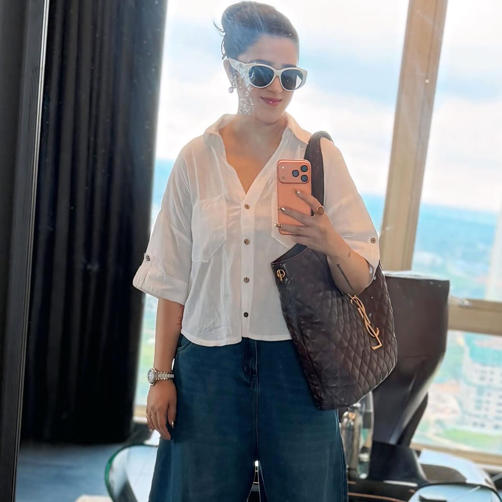 డైనమిక్ డైరెక్టర్ పూరి జగన్నాధ్ తో ప్రొడ్యూసర్ గా ఛార్మి పార్ట్నర్ షిప్ మొదలు పెట్టింది. పూరి జగన్నాధ్ తో కలసి ఛార్మి 8 చిత్రాలు నిర్మించింది. వాటిలో జ్యోతి లక్ష్మి, ఇస్మార్ట్ శంకర్ సినిమాలు మాత్రమే హాట్ అయ్యాయి. ఇదిలా ఉంటే ఓ ఇంటర్వ్యూలో కృష్ణవంశీ ఛార్మి గురించి ఆసక్తికర విషయాలు పంచుకున్నారు. ఛార్మి చాలా డెడికేషన్ తో వర్క్ చేస్తుంది. ఛార్మి అద్భుతమైన నటి.. అందులో తిరుగులేదు.