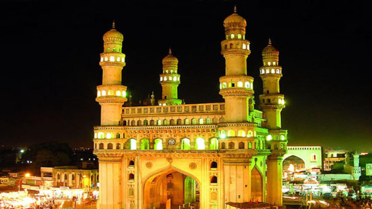 ఈ టూర్ నాలుగు రోజులు ఉంటుంది. జనవరి 4న ఈ టూర్ ప్రారంభమవుతుంది. జనవరి 4న హైదరాబాద్, సికింద్రాబాద్, కాచిగూడ రైల్వే స్టేషన్ దగ్గర మిమ్మల్ని పిక్ చేసుకుంటారు. తొలిరోజు చార్మినార్, సాలార్ జంగ్ మ్యూజియం, లుంబినీ పార్క్ సందర్శన ఉంటుంది. ఇక రెండో రోజు హైదరాబాద్ నుంచి శ్రీశైలం ప్రయాణం ఉంటుంది.