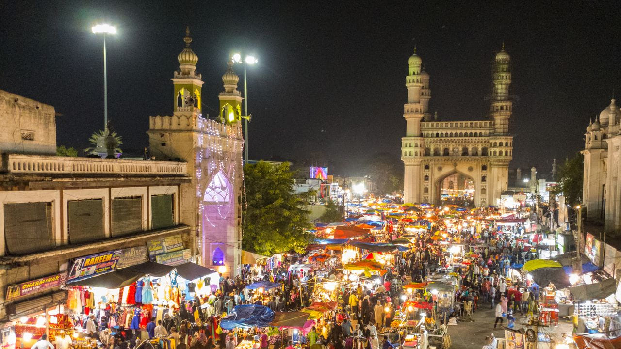 హైదరాబాద్ సిటీ వన్ డే ట్రిప్‌లో భాగంగా రూ.380కి నాన్ ఏసీ బస్సు, రూ.500కు ఏసీ బస్సు, పిల్లలకు నాన్ ఏసీ బస్సు రూ.300, ఏసీ బస్సు రూ.400గా నిర్ణయించారు. ఈ వన్ డే ట్రిప్ ఉదయం 7:30 గం బేగంపేట యాత్రి నివాస్ దగ్గర మొదలవుతుంది. 7:45 గం పర్యాటక భవన్ దగ్గర, 8:15 గం బషీర్‌బాగ్ CRO ఆఫీస్ దగ్గర కూడా ఎక్కొచ్చు.