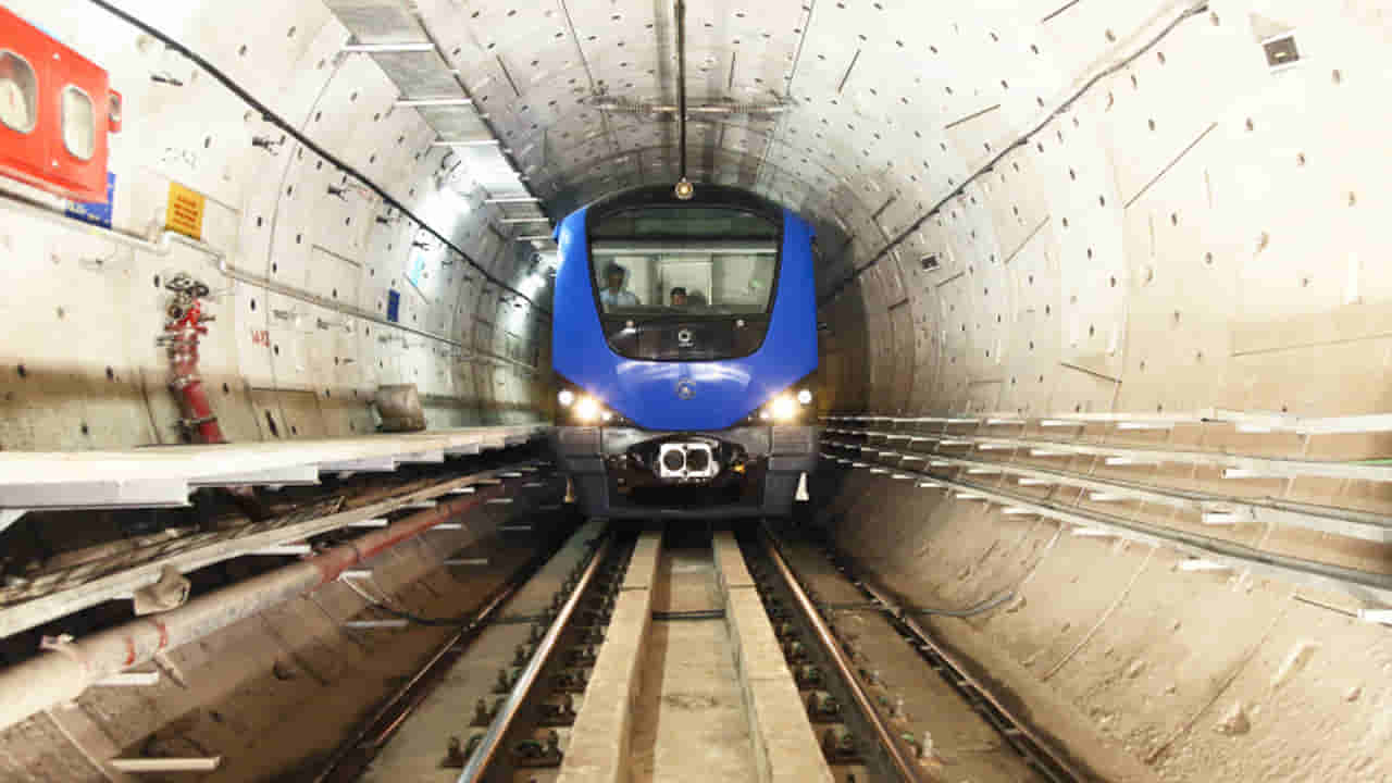 Metro Services: సబ్వేలో ఇరుక్కుపోయిన మెట్రో రైలు.. వీడియోలు వైరల్.. భయంతో ప్రయాణికులు ఏం చేశారంటే..?