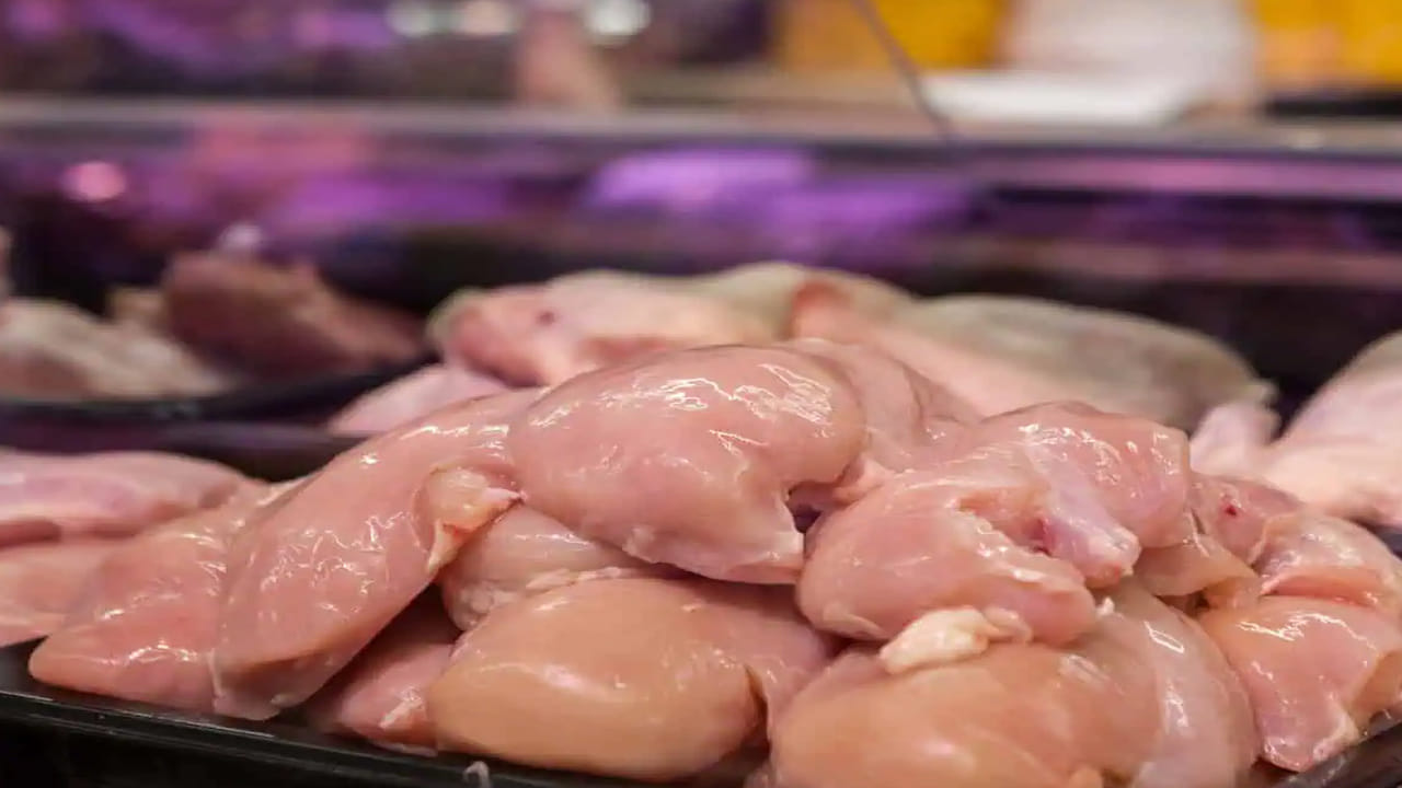 ఇప్పటికే గుడ్ల ధరలు భారీగా పెరిగిన విషయం తెలిసిందే. డజన్ గుడ్ల ధర రూ.95 నుంచి 100కి చేరుకుంది. గుడ్లతో పాటు చికెన్ ధరలు కూడా ఇప్పుడు పెరిగాయి. ప్రస్తుతం మార్కెట్‌లో లైవ్ చికెన్ రిటైర్ ధర రూ.170 నుంచి 180 వరకు పలుకుతోంది. ఇక కేజీ చికెన్ రూ.270కి చేరుకుంది. 
