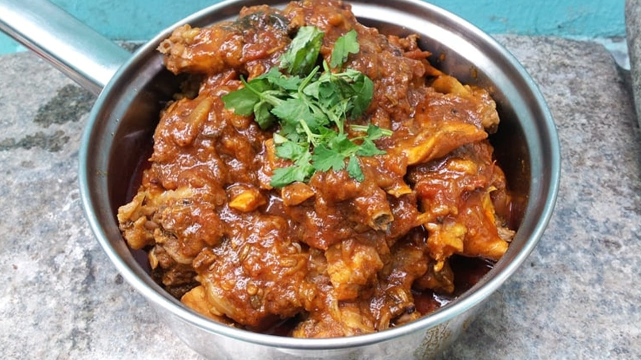 చికెన్, మటన్ సహా మాంసాలు: చికెన్ కొంచెం మెత్తగా ఉంటుంది. కాబట్టి, చికెన్ వండేటప్పుడు 2 విజిల్స్ వస్తే సరిపోతుంది. కానీ మటన్ కొంచెం గట్టిగా ఉంటుంది . మటన్ వండడానికి చాలా సమయం పడుతుంది. కాబట్టి, చిన్న మటన్ అయితే, మీరు దానిని 6 విజిల్స్ వరకు ఉడికించాలి. కొంచెం పెద్ద మటన్ అయితే, మీరు దానిని 8 నుండి 10 విజిల్స్ వరకు ఉడికించాలి. అప్పుడే అది కాటన్ లాగా ఉడికిపోతుంది.