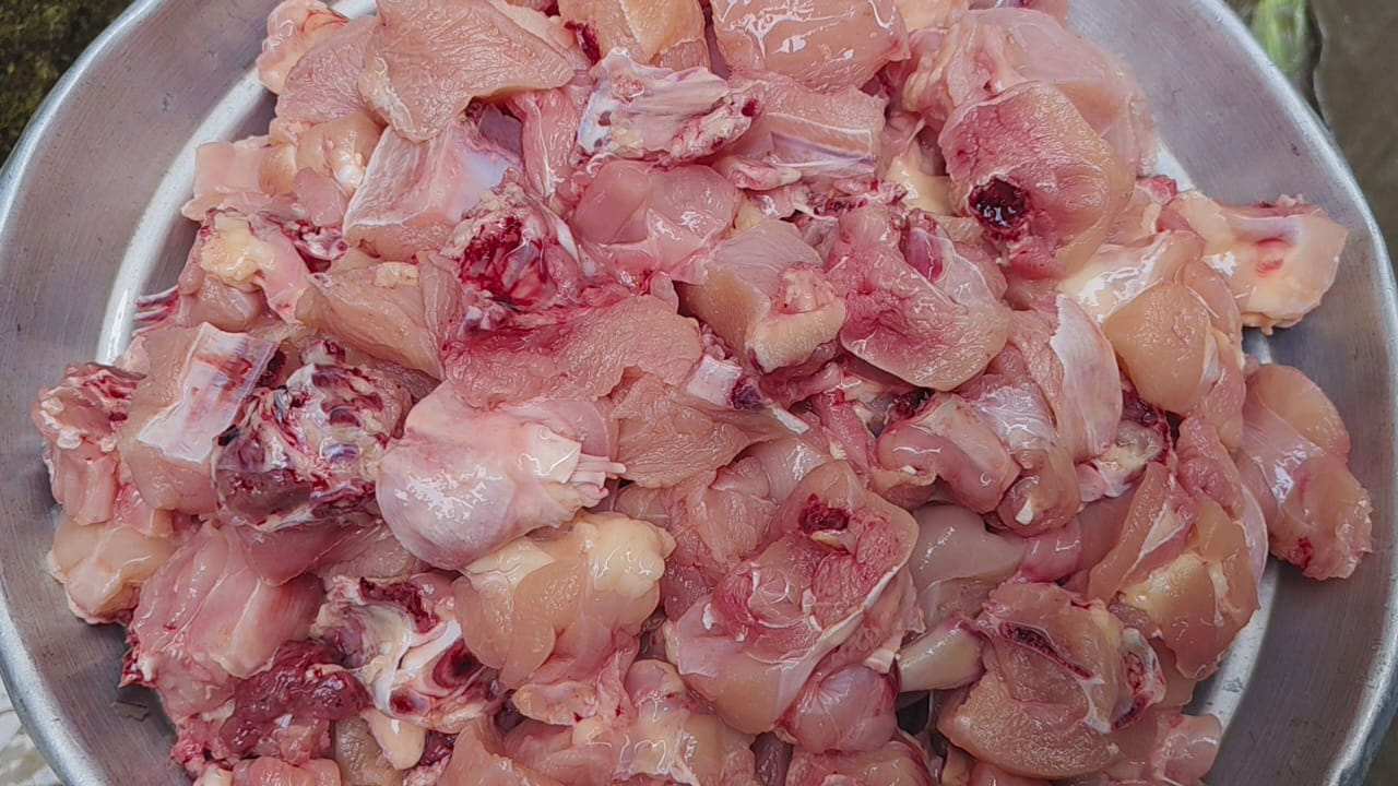 ముందుగా ఫ్రెష్ చెకెన్ తీసుకుని మీడియం సైజ్ ముక్కలుగా కట్ చేసుకోవాలి. బోన్ లేకుండా చికెన్ తీసుకోవాలి. కొద్దిగా పసుపు కలిపి చికెన్ ను బాగా ఉడికించి చల్లారనివ్వాలి. ఆ తరువాత మంచి నూనెలో చికెన్ ను ప్రై చేసుకోవాలి. ముక్క బాగా వేగి, గట్టిపడిన తరువాత పక్కకు తీసుకోవాలి. 