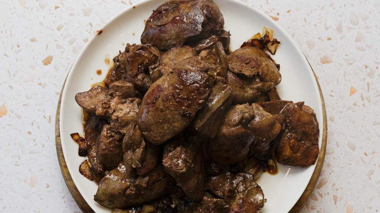 చికెన్ లివర్ ప్రయోజనాలు: చికెన్ లివర్ అనేక పోషకాలకు అతిపెద్ద మూలం. ఇందులో ప్రోటీన్, ఐరన్, సెలీనియం, విటమిన్ బి12, ఫోలేట్, విటమిన్ ఎ పుష్కలంగా ఉన్నాయి. విటమిన్ బి12 మెదడు ఆరోగ్యాన్ని మెరుగుపరిచే శక్తిని కలిగి ఉంది. దీనిలో సెలీనియం క్యాన్సర్ ప్రమాదాన్ని తగ్గించడంలో సహాయపడుతుంది. చికెన్ లివర్ రక్తంలో చక్కెర స్థాయిలను నియంత్రించడంలో సహాయపడుతుంది. డయాబెటిస్ ఉన్నవారు దీని నుండి ప్రయోజనం పొందే అవకాశం ఉంది. దీనితో పాటు, ఇందులో లైంగిక ఆరోగ్యాన్ని మెరుగుపరచడంలో సహాయపడే ఫోలేట్ ఉంటుంది. ఉడికించిన చికెన్ లివర్లో తక్కువ కొవ్వు పదార్థం ఉంటుంది, ఇది బరువు పెరగకుండా నిరోధించడంలో సహాయపడుతుంది.