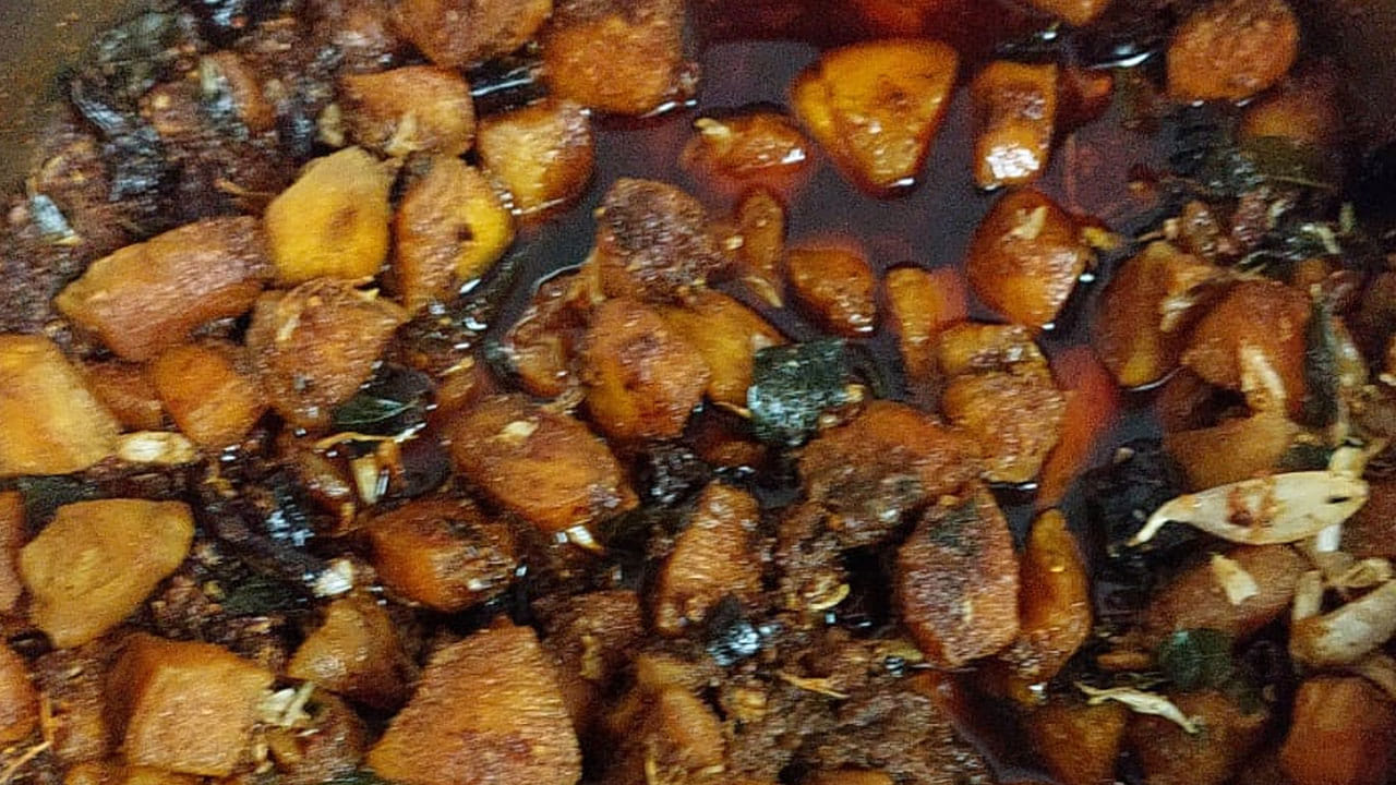 నాన్ వెజ్ పచ్చళ్ళలో రారాజు చికెన్ పచ్చడి.. చాలా మంది ఇష్టంగా తినేది చికెన్.‌ చికెన్ పచ్చడి ఇంట్లో ఉంటే చాలు నాన్ వెజ్ ప్రియులకు పండగే. ఎప్పడు కావాలంటే అప్పుడు చికెన్ తినేయొచ్చు. ఉభయగోదావరి జిల్లాల్లో చికెన్ పచ్చడి చాలా ఫేమస్.. చికెన్, రొయ్యలు, మటన్, పీతలు, కొరమీను, పండుగప్ప ఇలా ఏ నాన్ వెజ్ పచ్చడి అయినా సరే గోదావరి జిల్లాలు పెట్టింది పేరు.. నాన్ వెజ్ పచ్చల్లో ఎవర్ గ్రీన్ అంటే చికెన్ పచ్చడే.  