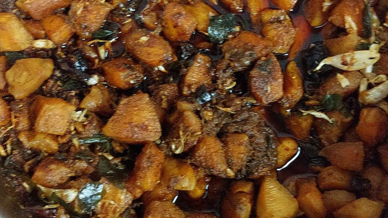 నాణ్యమైన మసాలా దినుసులతో గ్రేవీ తయారు చెయ్యాలి. దాల్చిన చెక్క, జీలకర్ర, యాత్రికులు, ధనియాలు, లవంగాలు, ఉప్పు, కారం, వెల్లుల్లి తో గ్రేవీ తయారుచేసుకొని వేరుశనగ నూనెతో బాగా కలుపుకోవాలి. 