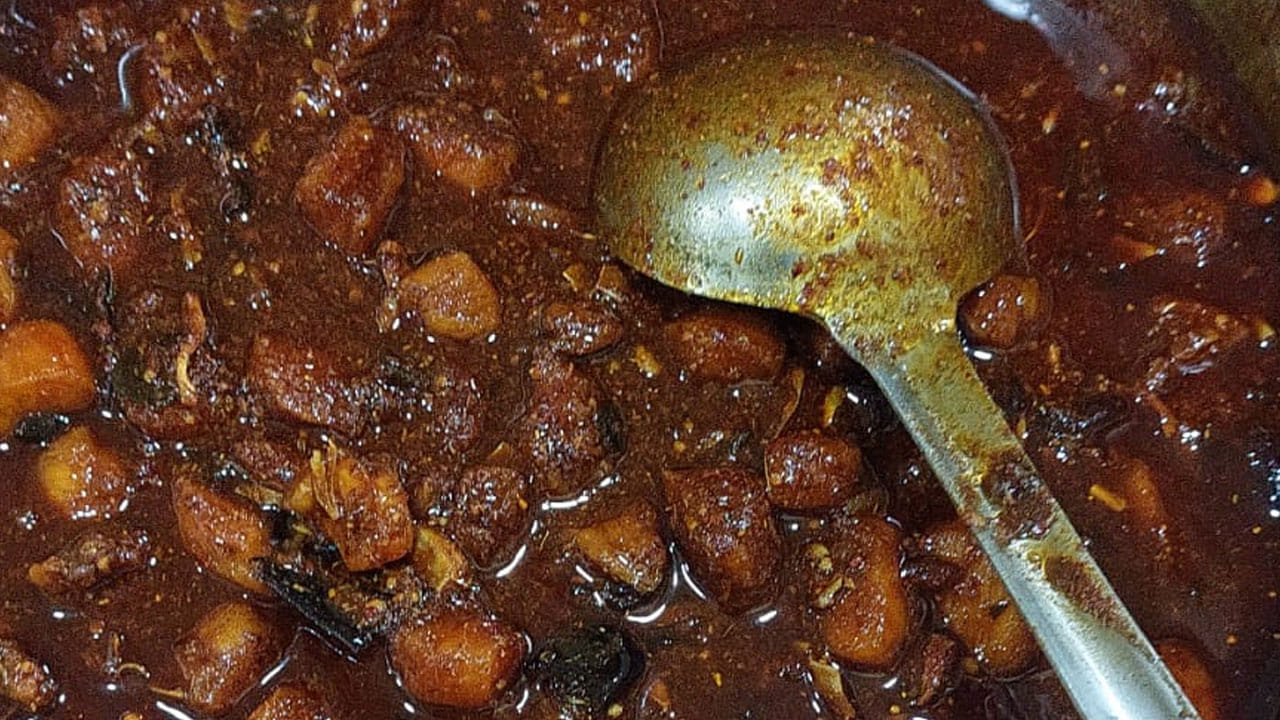 ఫ్రై చేసిన చికెన్ ముక్కల్లో తగినంత గ్రేవీ వేసుకొని బాగా కలుపుకోవాలి. తగినంతగా వేరుశనగ నూనెను పోసుకోవాలి. తగినంతగా నిమ్మరసం పిండాలి. అంతే సింపుల్ గా నోరూరించే చికెన్ పచ్చడి రెడీ అవుతుంది. 