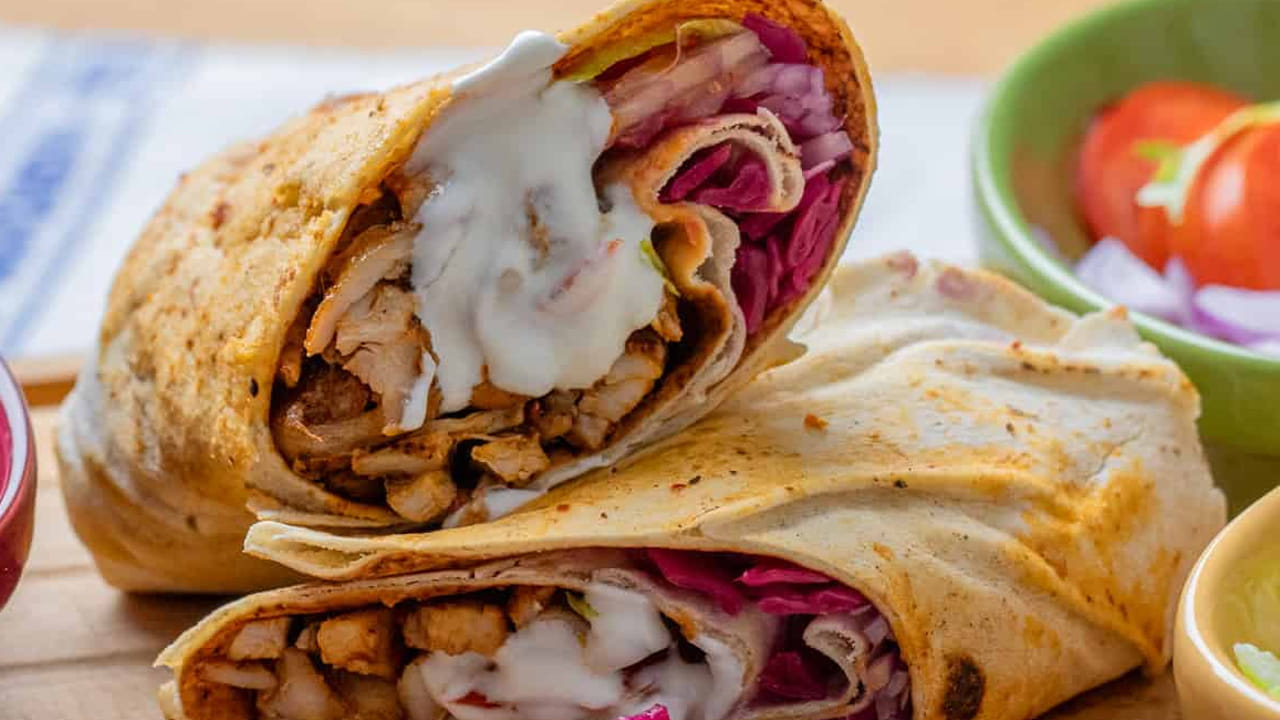 చికెన్ షావర్మా: దీనికి 300 గ్రా చికెన్ బ్రెస్ట్ (ముక్కలు చేసి), 1 టీస్పూన్ జీలకర్ర, 1 టీస్పూన్ కొత్తిమీర, 1/2 కప్పు పెరుగు, ఉప్పు అవసరం అవుతాయి. జీలకర్ర, కొత్తిమీర, పెరుగు మరియు ఉప్పుతో చికెన్ను మ్యారినేట్ చేయండి. అప్పుడప్పుడు తిప్పుతూ 180°C వద్ద 15 నిమిషాలు ఎయిర్ ఫ్రైయర్ లో వేయించాలి. కూరగాయలు, తహిని సాస్తో పిటాను చుట్టండి.