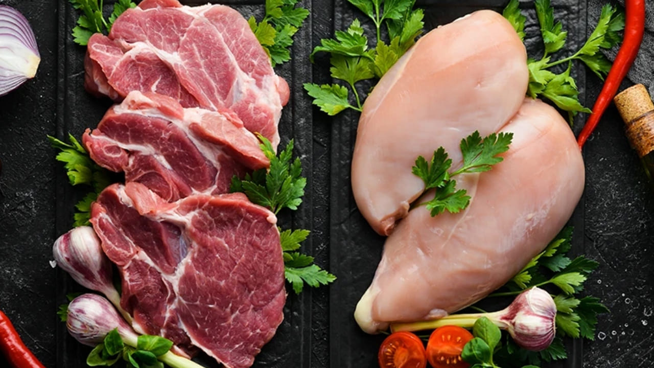 ఏది మంచిది: ఆరోగ్య ప్రయోజనాల పరంగా పరిశీలిస్తే.. మటన్ కంటే చికెన్ గొప్పదని చెప్పవచ్చు. ముఖ్యంగా బరువు తగ్గాలని ప్రయత్నించేవారికి, తరచుగా మాంసాహారం తినేవారికి చికెన్ ఉత్తమం. అయితే రెండింటిలోనూ వేర్వేరు పోషకాలు ఉన్నందున రెండింటినీ మితంగా తినడం ఎల్లప్పుడూ ఆరోగ్యానికి మంచిది.
