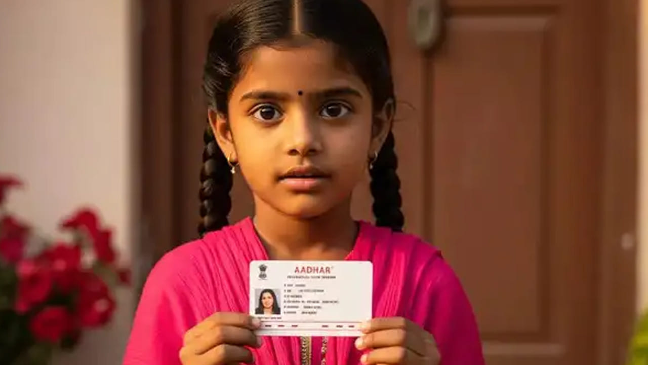 5 సంవత్సరాలు నిండిన పిల్లలకు ఆధార్లో బయోమెట్రిక్ అప్డేట్ చేయడం తప్పనిసరి. అలాగే 15 సంవ్సరాలు నిండిన తర్వాత కూడా మళ్లీ అప్డేట్ చేయాలి. వీళ్లు ఆధార్ కేంద్రానికి వెళ్లాల్సిన అవసరం లేకుండా ప్రభుత్వం స్కూళ్లు, అంగన్ వాడీ, గ్రామ సచివాలయాల్లో ప్రత్యేక క్యాంపుల ద్వారా అప్డేట్ చేసుకోవచ్చు. పిల్లల వేలిముద్రలు, ఐరిస్ స్కాన్ వంటివి సేకరించి అప్డేట్ చేస్తారు.