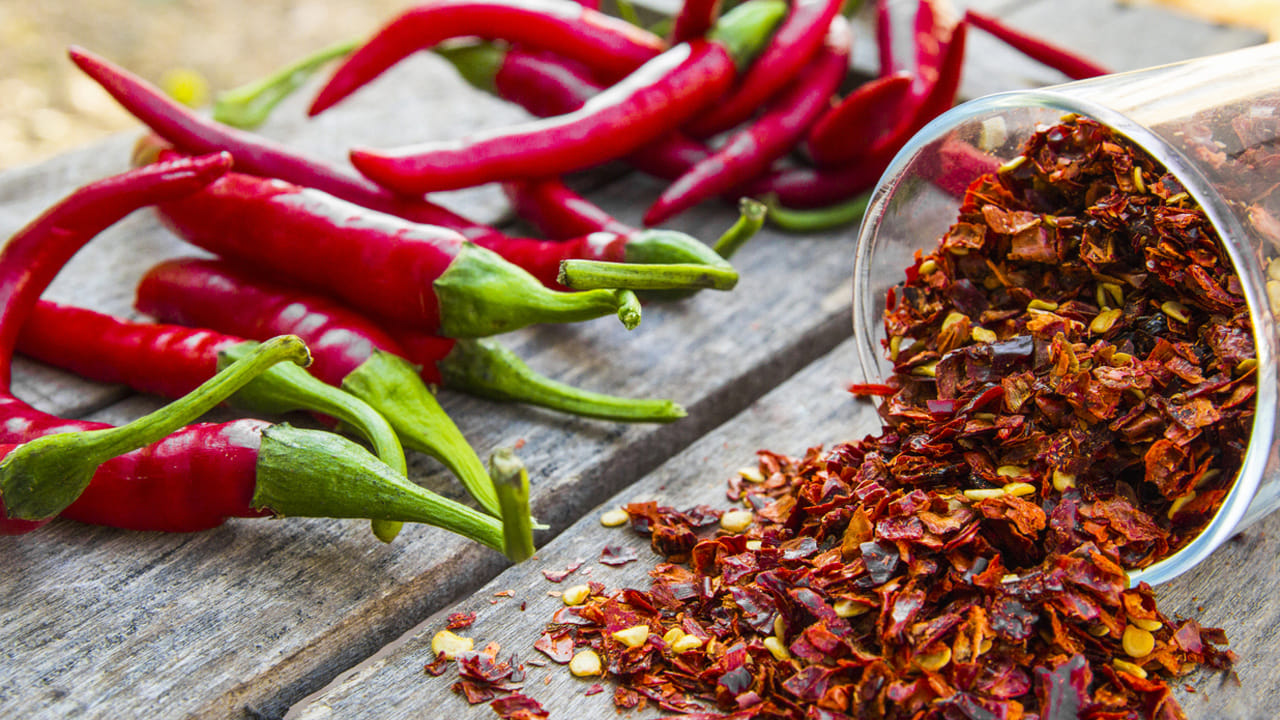 కొందరు మిరపకాయలను తినడానికి ఇష్టపడతారు. ఇది తిన తర్వాత కొందరికి ఒకొక్కసారి కళ్లు, ముక్కులో నీరు రావడం మొదలవుతుంది. కారం అధికంగా తింటే ముక్కు, కళ్లలో నుంచి నీళ్లు రావడం సర్వసాధారణం. అయితే ఎందుకు ఇలా కళ్లు, నీరు నుంచి నీరు వస్తుందని ఎప్పుడైనా ఆలోచించారా.? ఈ విషయం గురించి ఈరోజు మనం పూర్తి వివరణతో తెలుసుకుందాం..