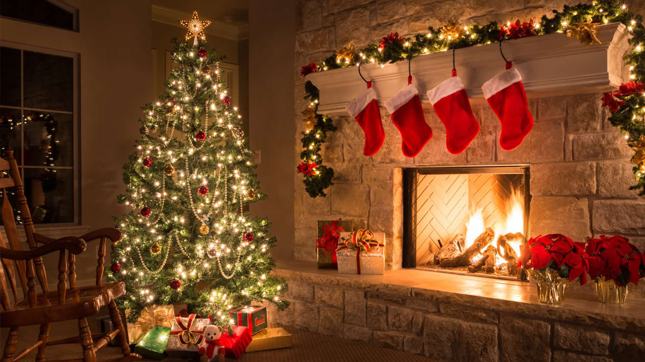 స్కాండినేవియాలో, క్రైస్తవ మతంలోకి మారిన తర్వాత కూడా, నూతన సంవత్సరంలో ఇళ్ళు, బార్న్లను సతతహరితాలతో అలంకరించే ఆచారాలు కొనసాగాయి. ఈ ఆచారాలు దెయ్యాన్ని భయపెడుతాయని, రక్షణ, శ్రేయస్సును నిర్ధారిస్తాయని ప్రజలు విశ్వసించారు. కొన్ని సమాజాలు క్రిస్మస్ సమయంలో పక్షుల కోసం బహిరంగ ప్రదేశాలలో చెట్లను కూడా ఏర్పాటు చేస్తాయి, ఇది ప్రకృతితో సన్నిహిత సంబంధాన్ని ప్రతిబింబిస్తుంది.