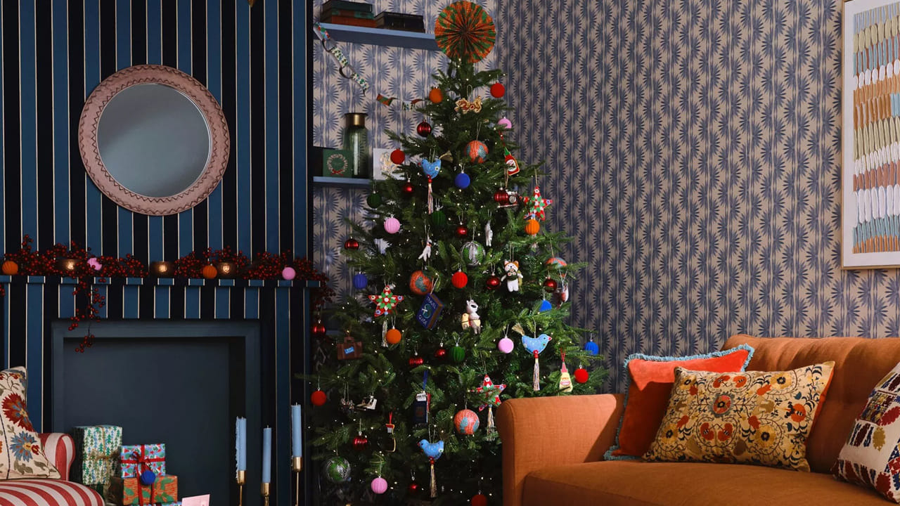 ఇంగ్లాండ్లో, క్రిస్మస్ చెట్టు 19వ శతాబ్దం ప్రారంభంలో కనిపించింది కానీ నిజంగా 1800ల మధ్యలో ప్రాముఖ్యతను సంతరించుకుంది. విక్టోరియా రాణి భర్త, జర్మన్-జన్మించిన ప్రిన్స్ ఆల్బర్ట్ ఈ సంప్రదాయాన్ని ప్రవేశపెట్టి స్వీకరించిన తర్వాత దీని ప్రజాదరణ పెరిగింది. విక్టోరియన్ క్రిస్మస్ చెట్టు త్వరలోనే పండుగ చక్కదనం, కుటుంబ ఆనందానికి చిహ్నంగా మారింది.