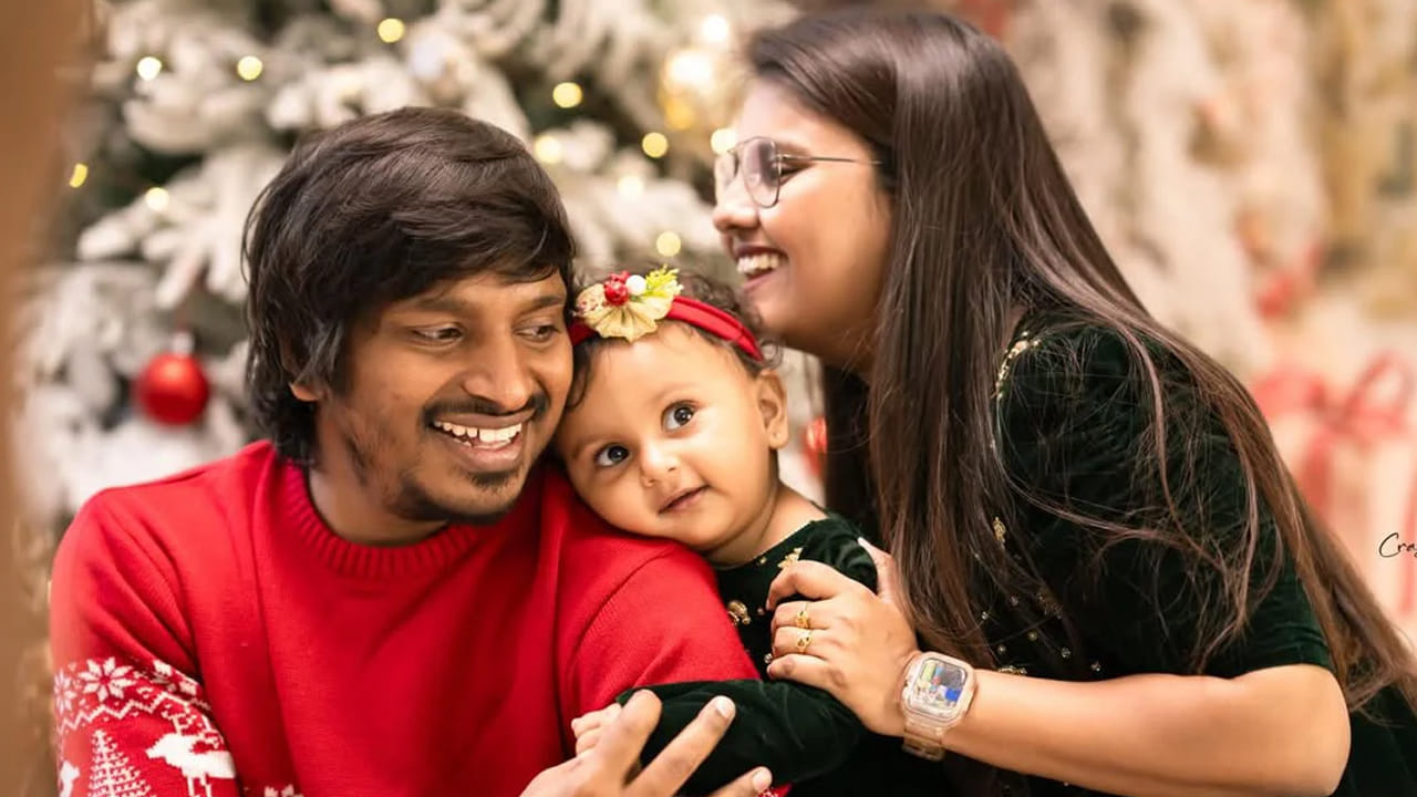   ఇక పటాస్, జబర్దస్త్ ఫేమ్ యాదమ్మ రాజు  తన భార్య స్టెల్లా, కూతురుతో కలిసి క్రిస్మస్ వేడుకలను జరుపుకొన్నాడు. ఈ వేడుకలు సంబంధించిన ఫొటోలను స్టెల్లా సోషల్ మీడియాలో షేర్ చేసింది.

