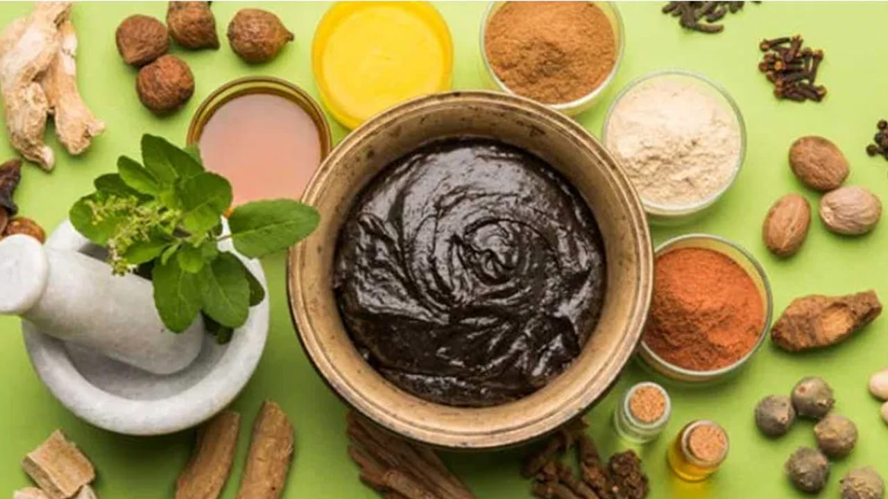 చ్యవన్‌ప్రాష్: రోగనిరోధక శక్తి పెంచుతుందని చాలామంది చ్యవన్‌ప్రాష్‌ను వాడుతుంటారు. కానీ ఇందులో చక్కెర శాతం చాలా ఎక్కువ. తాజా పండ్లు, కూరగాయల కంటే ఇందులో యాంటీఆక్సిడెంట్లు తక్కువగా ఉంటాయి. వేడివేడి ఇంటి వంటలు, కూరగాయల సూప్‌లు తాగండి. ఇవి ఎటువంటి చక్కెర లేకుండా శరీరానికి అవసరమైన యాంటీఆక్సిడెంట్లను అందిస్తాయి.