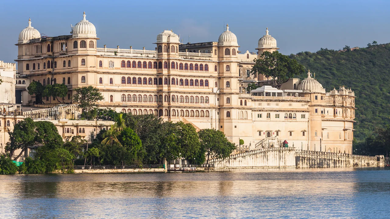 మిడ్-మార్నింగ్లో సిటీ ప్యాలెస్ కాంప్లెక్స్: ఉదయపూర్లోని అత్యంత సుందరమైన నిర్మాణం సిటీ ప్యాలెస్. ఇది కస్తూరి, రాజ్పుత్ల నిర్మాణ శైలిని ప్రదర్శిస్తుంది. సూర్యుని కాంతిలో ఒక ప్రకాశవంతమైన రత్నంలా కనిపిస్తుంది. ఈ ప్రదేశంలో ప్రాంగణాలు, బాల్కనీలు, ఫోటోగ్రాఫిక్ క్యాప్చర్లను అనుమతించే మ్యూజియం కూడా ఉన్నాయి. అలాగే, పిచోలా సరస్సుతో ప్యాలెస్ సుందరమైన దృశ్యం మంత్రముగ్ధులను చేస్తుంది.