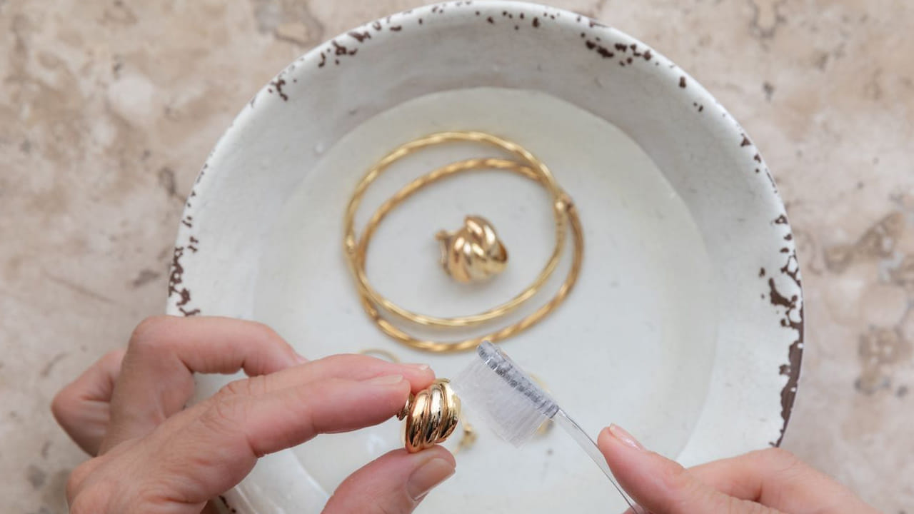 బంగారు ఆభరణాలను శుభ్రం చేయడానికి క్లోరిన్ లేదా బ్లీచ్ వాడవొద్దు. ఇక టూత్ పేస్ట్‌లతో నగలను చాలామంది శుభ్రం చేస్తూ ఉంటారు. అలా చేయకూడదు. అలా చేయడం వల్ల ఆకర్షణ పోయే ప్రమాదముంది. 