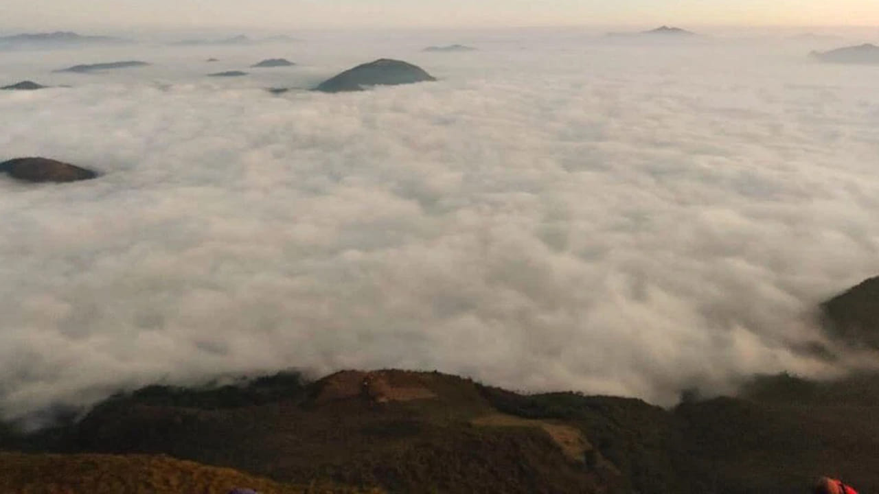 ఆంధ్రప్రదేశ్లోని అల్లూరి సీతారామరాజు జిల్లా కేంద్రం పాడేరుకి 8 కి. మీ. దూరంలో ఉంది అందాల గ్రామం వంజంగి. సమీప పట్టణమైన అనకాపల్లి నుండి 84 కి. మీ. దూరంలోనూ ఉంది. ఇక్కడ మేఘాల కొండ స్వర్గంలో ఉన్న భావన కలిగిస్తుంది. ఇప్పుడు వర్షాల వల్ల ఉషోగ్రతలు తగ్గి దట్టమైన పొగమంచు కమ్మేయడంతో మరింత ఆహ్లదకరంగా మారింది ఈ ప్రాంతం. దీంతో పర్యాటకుల తాకిడి విపరీతంగా పెరిగిపోయింది.