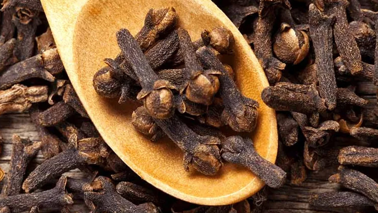 Cloves: రాత్రి పడుకునే ముందు ఒక్క లవంగం తిన్నారనుకోండి.. ఇక..