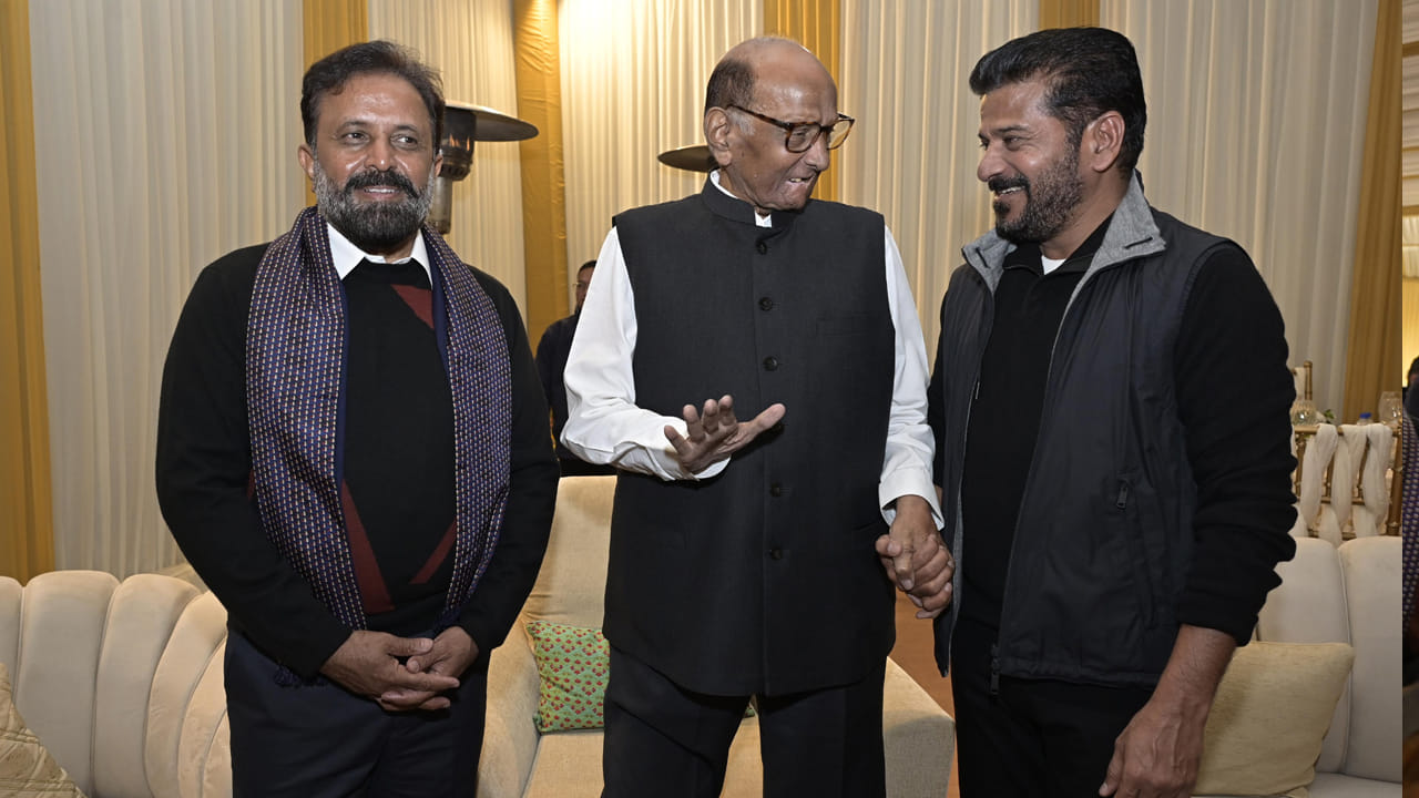 ఢిల్లీ పర్యటనలో ఉన్న సీఎం రేవంత్ రెడ్డి ఎన్సీపీ అధినేత శరద్ పవార్ విందుకు హాజరయ్యారు..గురువారం శరద్ పవార్ పుట్టినరోజు.. 85 వసంతాలను పూర్తి చేసుకోబోతున్న సందర్భంగా రేవంత్ రెడ్డి శరద్ పవార్ కి ముందస్తుగా జన్మదిన శుభాకాంక్షలు తెలిపారు.