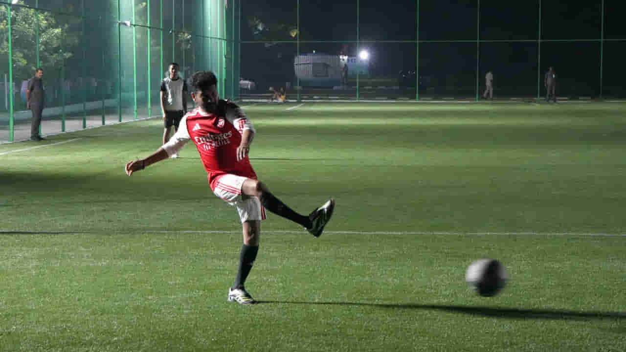 CM Revanth Reddy: రెండో రోజు ఫుడ్‌బాల్ ప్రాక్టీస్.. మెస్సీని ఢీకొట్టేందుకు సిద్ధమవుతున్న సీఎం రేవంత్