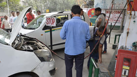 వాహనదారులకు గుడ్‌న్యూస్‌..! పన్ను తగ్గింపు..