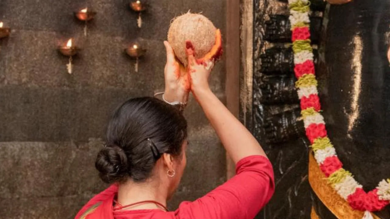 అయితే కొంత మంది స్త్రీలు కొబ్బరికాయను పగలగొట్టరు. దానికి కారణం ఉన్నదని చెబుతున్నారు పండితులు. సంప్రదాయాల ప్రకారం, కొబ్బరికాయను ఒక విత్తనంగా పరిగణిస్తారు. ఇది సృష్టి శక్తిని సూచిస్తుంది. అయితే స్త్రీలకు సృష్టి సామర్థ్యం ఉంది, వారు గర్భం దాల్చి, కొత్త జీవికి జన్మనిస్తారు, అందుకే వారు విత్తనాన్ని సూచించే పండును పగలగొట్టడం మంచిది కాదు అంటారు, కానీ ఇప్పుడు ప్రతి ఒక్కరూ కొబ్బరికాయను కొడుతున్నారు.