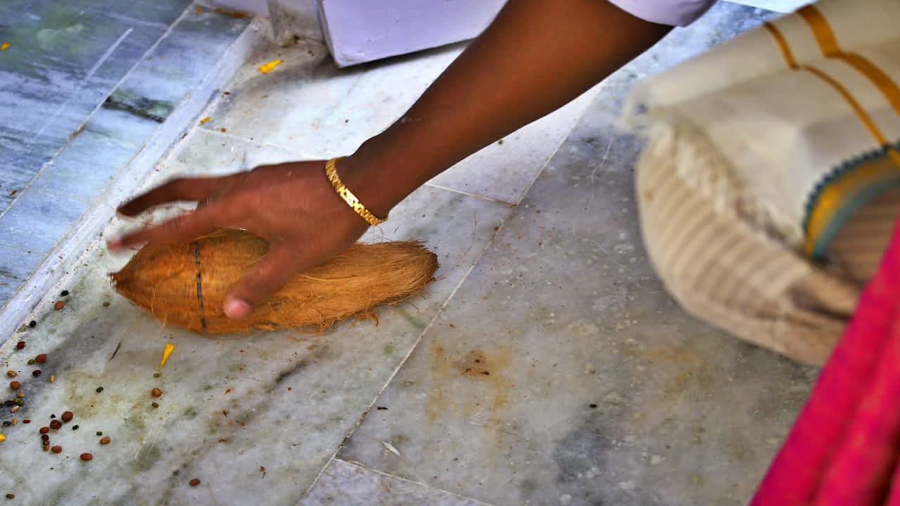 అలాగే ఎవరు అయితే శని బాధలతో సతమతం అవుతున్నారో, వారు శని వారం రోజున కొబ్బరికాయను మీ తలపై ఏడు సార్లు అపసవ్య దిశలో తిప్పి నదిలో వదిలి వెయ్యాలి. దీని వలన శని సమస్యలు తగ్గిపోతాయంట. అలాగే రాహు, కేతువు ప్రభావం తగ్గిపోవాలి అంటే, ఎండు కొబ్బరికాయను, చక్కెరతో నింపి, ఏకాంత ప్రదేశంలో మట్టిలో పాతిపెట్టడం వలన రాహు, కేతువు వలన కలిగే సమస్యలు తొలిగిపోతాయంట.