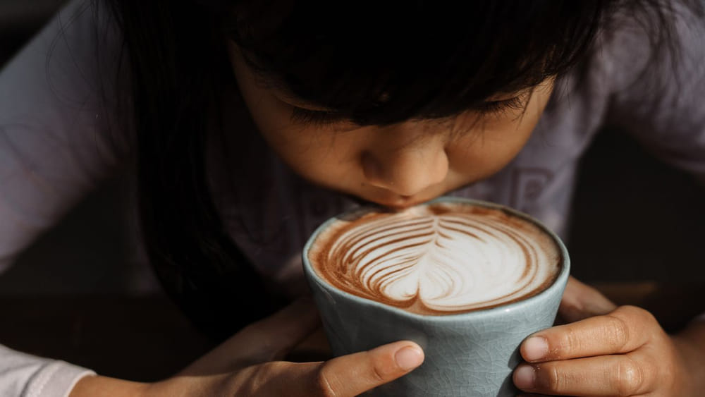 ఒక కప్పు కాఫీ మీ పిల్లలకు ఎంత ప్రమాదకరమో తెలుసా? నేరుగా బ్రెయిన్‌పైనే ఎఫెక్ట్!