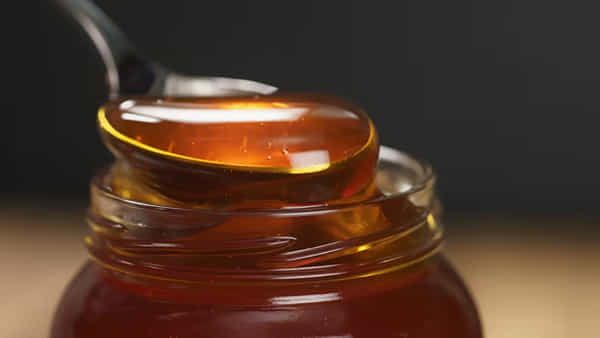 Honey at Night: రాత్రి నిద్రకు ముందు ఓ స్పూన్ తేనె తింటే ఏమవుతుందో తెలుసా?