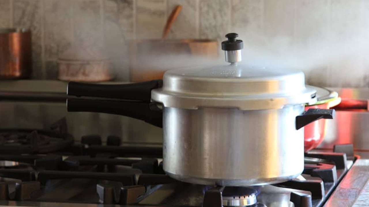 ప్రెజర్ కుక్కర్‌లో వంట చేసే రహస్యం: ప్రెషర్ కుక్కర్‌లో వంట చేయడంలో ముఖ్య ఉద్దేశ్యం ఆహారాన్ని చాలా త్వరగా ఉడికించడం. దానిలోని పోషకాలు ఆవిరిలో బయటకు పోకుండా నిరోధించడం. కుక్కర్‌లో వంట చేయడం చాలా చాలా సులభం అని మనం అనుకుంటాము. కానీ అది అంత సులభం కాదు.  కుక్కర్‌లో వంట చేయడంలో మనం ఏ ఆహారం వండుతున్నాము, ఎంత నీరు పోస్తున్నాము, ఓవెన్ ఎంత త్వరగా వేడెక్కుతోంది. మనం దానికి ఉప్పు కలిపామా లేదా వంటి అన్ని రకాల అంశాలు ఉంటాయి.