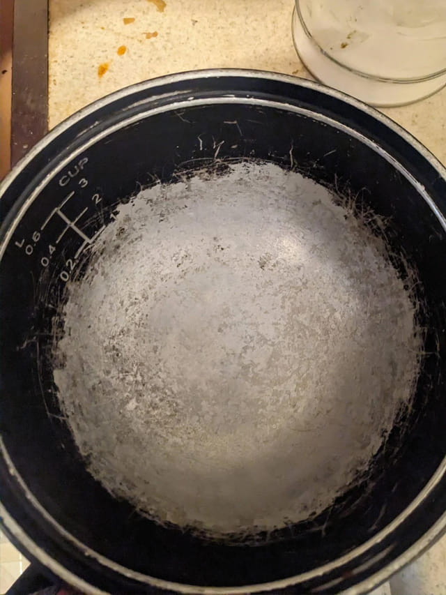 ఇలా క్లీన్ చేసారంటే.. కుక్కర్‎లో నల్లటి మచ్చలు మాయం.. చిటికలో తళ తళ..