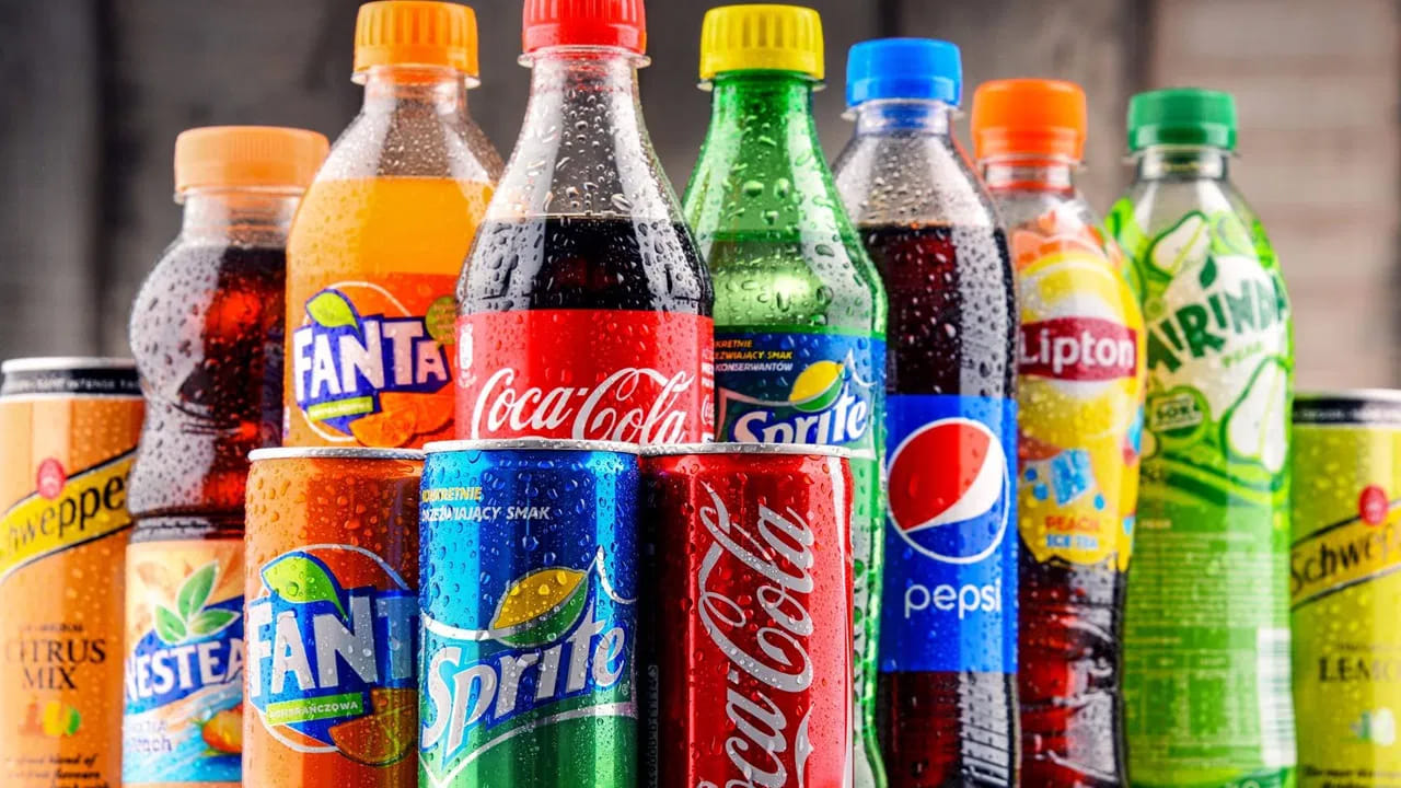 కూల్ డ్రింక్స్ - బేకరీ ఐటమ్స్:కూల్ డ్రింక్స్, ప్యాక్ చేసిన పండ్ల రసాలు, కేకులు, బిస్కెట్లు లేదా పేస్ట్రీలు వంటి చక్కెర ఎక్కువగా ఉండే ఆహారాలను ఖాళీ కడుపుతో అస్సలు తీసుకోకూడదు. ఇవి శరీరంలో ఇన్సులిన్ స్థాయిని ఒక్కసారిగా పెంచడమే కాకుండా కాలేయంపై ఒత్తిడిని కలిగిస్తాయి.
