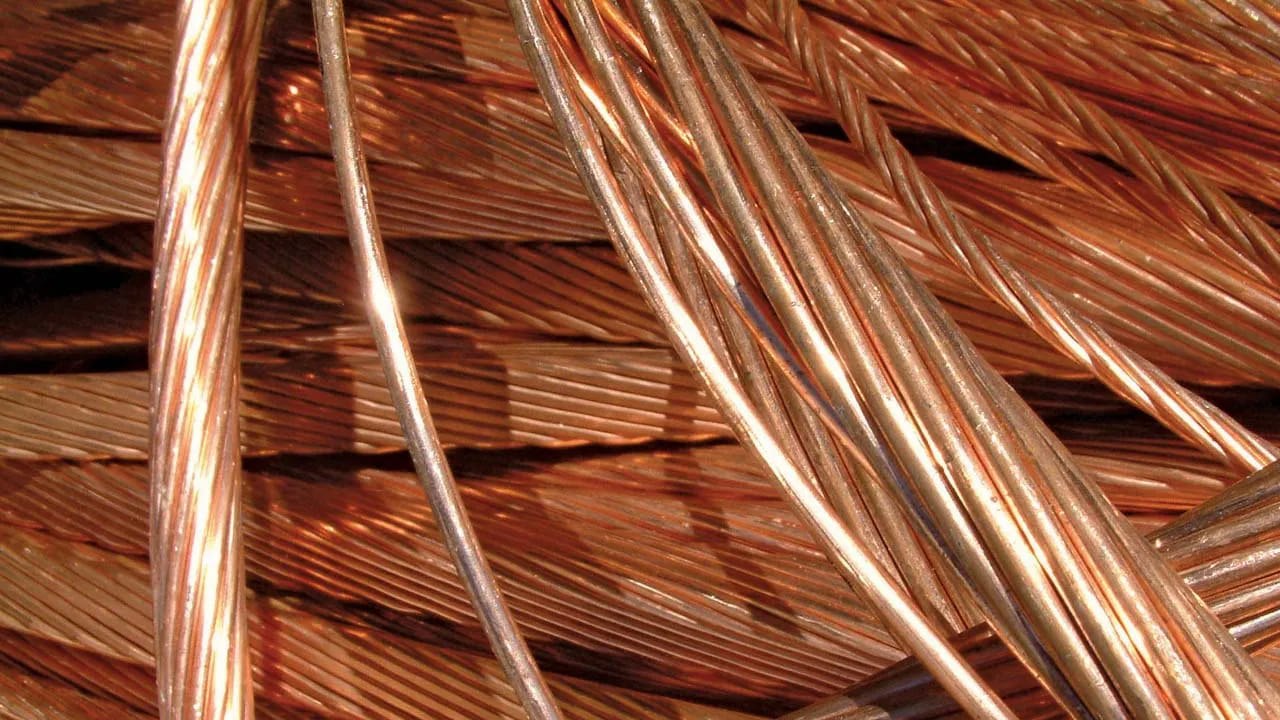 అయితే బంగారం, వెండి ఇలా ఉంటే.. మరోవైపు రాగి ధరలు కూడా పెరుగుతుండటం ఆశ్చర్యానికి గురి చేస్తోంది. అంతర్జాతీయ మార్కెట్లో కాపర్ ధర 12000 డాలర్లు దాటేసి చరిత్ర సృష్టిస్తోంది. 2025లో ఏకంగా రాగి రేటు 35 శాతం పెరిగింది. 2009లో కాపర్ రేటు భారీగా పెరగ్గా.. ఆ తర్వాత ఈ ఏడాది మళ్లీ పెరిగినట్లు వ్యాపార వర్గాలు చెబుతున్నాయి.