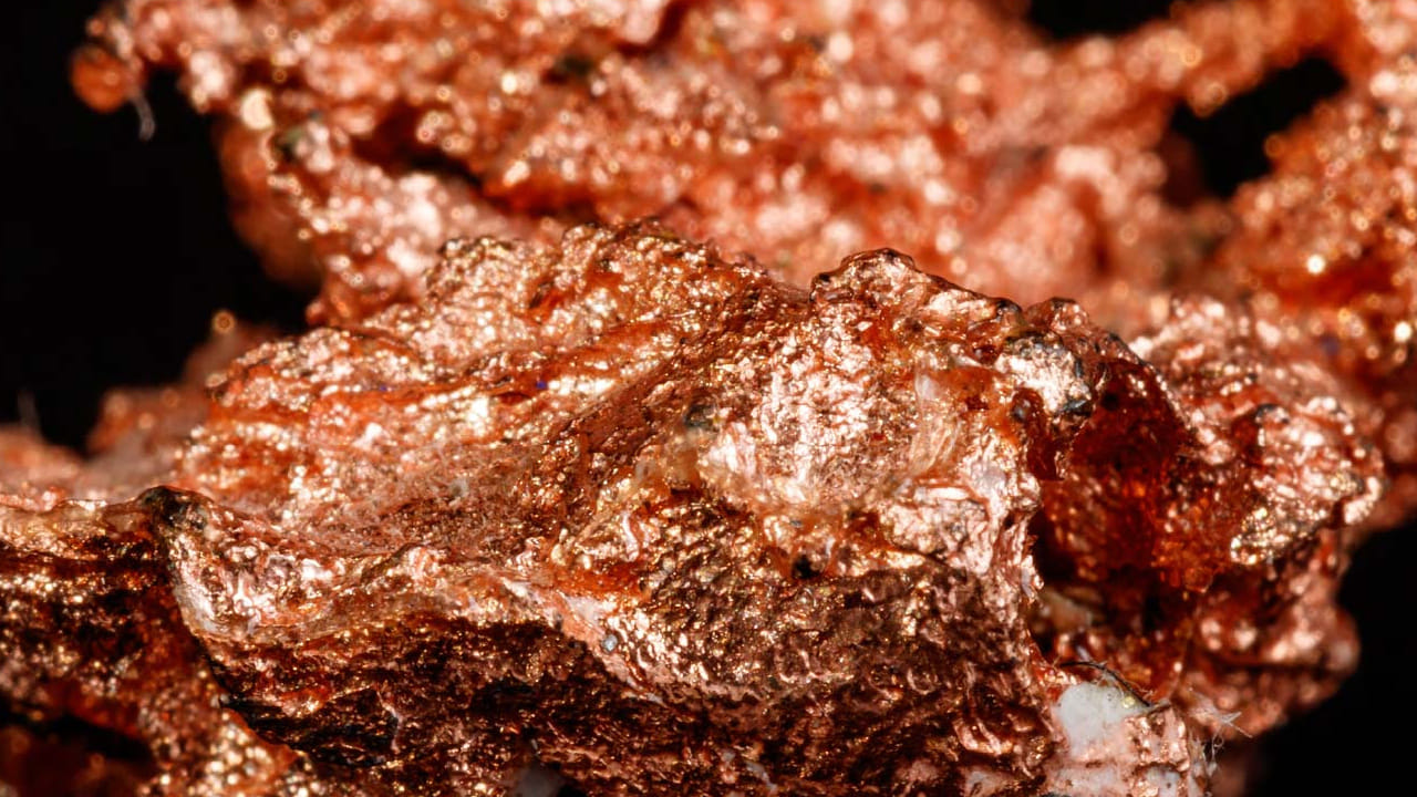 ట్రంప్ సుంకాలతో రాగి ధర పెరుగుతుందేమోనని చాలామంది నిల్వ చేసుకుంటున్నారు. దీని వల్ల సరఫరా తగ్గిపోయి డిమాండ్ పెరగడంతో ధర పెరిగిందని చెప్పవచ్చు. అలాగే అంతర్జాతీయంగా రాగి ఉత్పత్తి కూడా భారీగా తగ్గింది. ఇదే కూడా వాటి ధరలు పెరగడానికి మరోక కారణంగా చెప్పవచ్చు.
