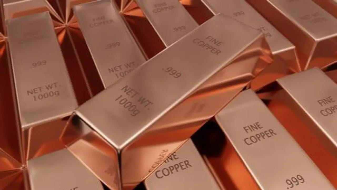 ప్రస్తుతం బంగారం, వెండి రేట్లు ఊహించని స్ధాయిలో పెరుగుతున్న విషయం తెలిసిందే. అంతర్జాతీయంగా నెలకొన్న పరిస్థితులు, ట్రంప్ సుంకాల క్రమంలో గత  ఏడాది కాలంలో బంగారం ధరలు ఆల్ టైం రికార్డ్ నమోదు చేశాయి. ప్రస్తుతం తులం బంగారం రూ.లక్షా 40 వేలకు చేరుకోగా.. త్వరలో లక్షన్నర దాటి 2 లక్షలకు కూడా చేరుకునే అవకాశాలు కనిపిస్తున్నాయని మార్కెట్ వర్గాలు అంచనా వేస్తున్నాయి. 