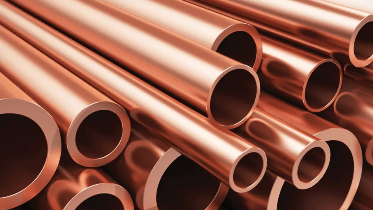 కాపర్ రేట్లు పెరుగుతుండటంతో వీటిని కొత్త బంగారం లేదా వెండిగా బిజినెస్ అనలిస్టులు పిలుస్తున్నారు. అయితే రాగి ధరలు పెరగడానికి అనేక కారణాలు ప్రధానంగా వినిపిస్తున్నాయి. అందులో ఒకటి అంతర్జాతీయ పరిస్థితులు, రాజకీయ అనిశ్చితి కారణంగా తెలుస్తోంది. ఇక రెండోవది ట్రంప్ సుంకాలుగా మార్కెట్ వర్గాలు చెబుతున్నాయి.
