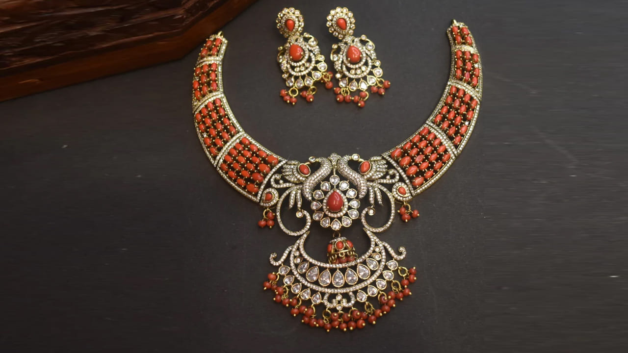 ఆర్థిక స్థిరత్వం: కొంతమంది పగడాలతో తయారు చేసిని నగలు ధరించడం వల్ల ఆర్థిక స్థితి మెరుగుపడుతుందని, అప్పులు తగ్గుతాయని నమ్ముతారు. పగడపు రాయి వృత్తిపరమైన విజయం, నాయకత్వ సామర్థ్యాలు, కెరీర్ పురోగతిని మెరుగుపరుస్తుంది.