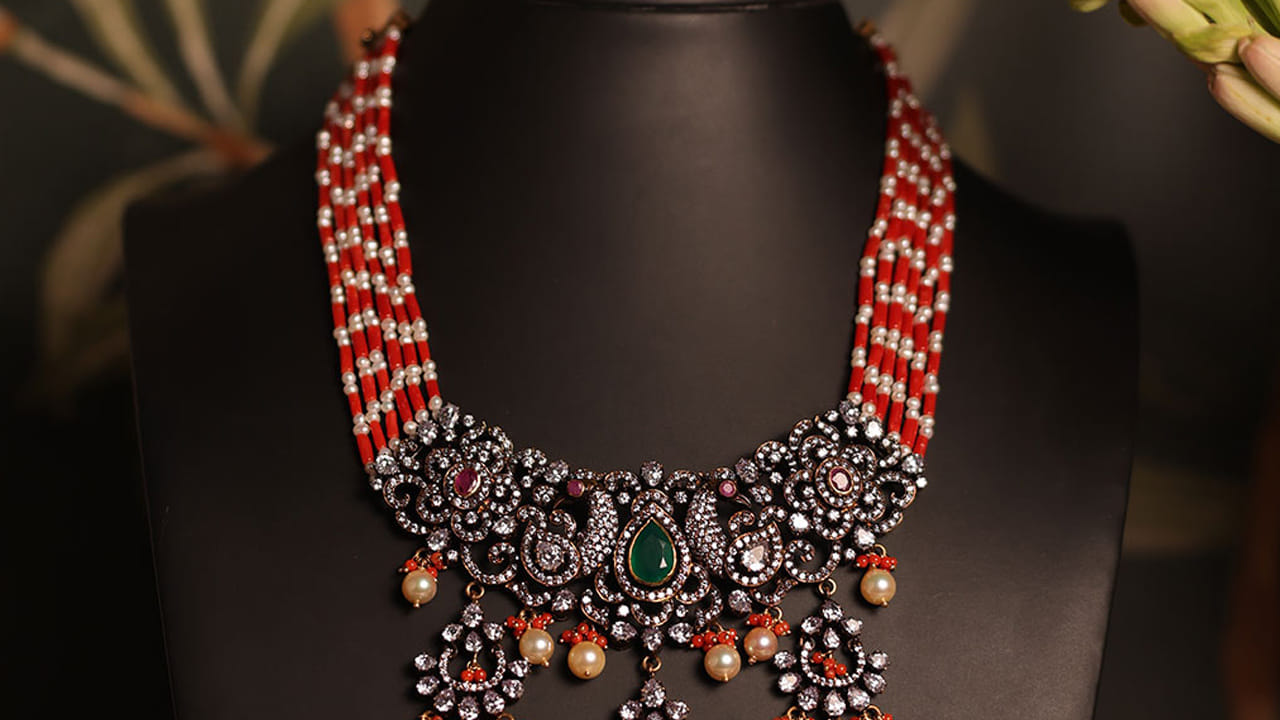 మానసిక, ఆధ్యాత్మిక సమతుల్యత: తరుచు ఎర్ర పగడపు నగలు వాడకం కారణంగా సదరు వ్యక్తి మానసిక, ఆధ్యాత్మిక సమతుల్యతను ప్రోత్సహిస్తుందని, ధైర్యం, ప్రశాంతతను పెంపొందిస్తుందని భావిస్తారు. వీటితో చేసిన నగలు ధరించడం శుభప్రదం అంటున్నారు పండితులు.