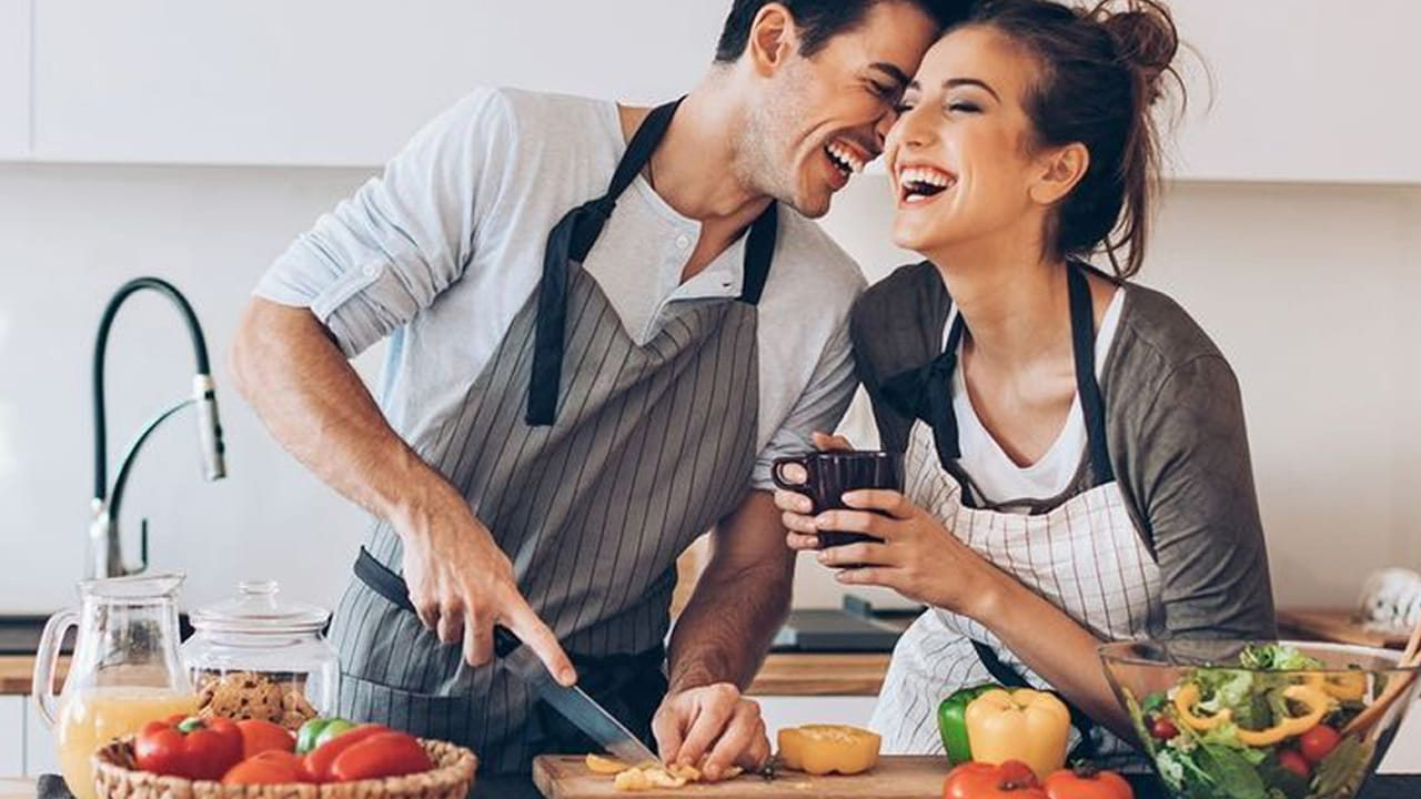 భార్యాభర్తల మధ్య బంధం, సాన్నిహిత్యం చాలా ముఖ్యం. చాలా మందికి, ఇది వివాహం తర్వాత కొన్ని నెలలకే ఉంటుంది. కానీ అది చాలా సంవత్సరాలు కొనసాగాలంటే కొన్ని పాటించాలి.  ముఖ్యంగా మీరు ఉదయం నిద్రలేచినప్పుడు, ఈ పనులు చేయడం వల్ల మీరు రోజంతా సంతోషంగా ఉంటారు.  మీ మధ్య అనవసరమైన వాదనలు, చర్చలు, తగాదాలను నివారించవచ్చు.