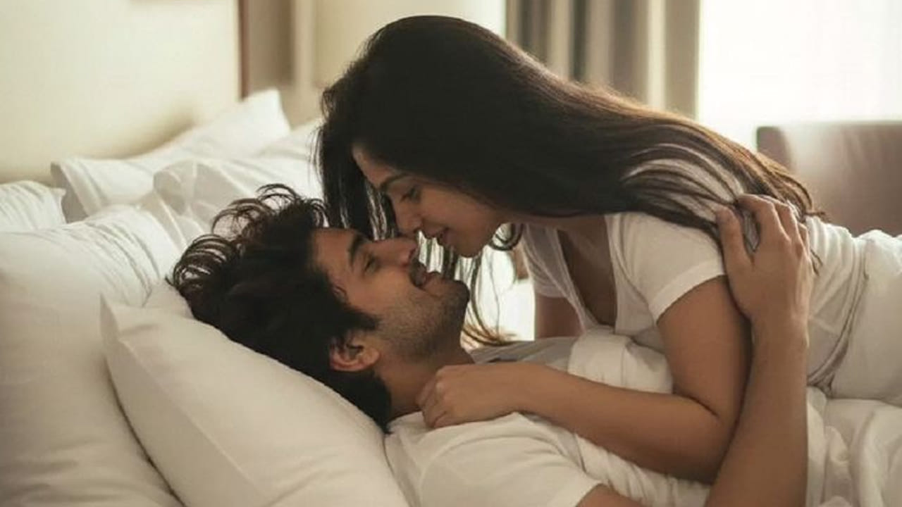 చిరునవ్వుతో ప్రారంభించండి: మీరు ఉదయం నిద్ర లేచినప్పుడు, మీ భార్య లేదా భర్తకు ఆఫీసులో ఉంటేనే బాగుండు అనిపించేలా చేయకండి. వారు తమ సాధారణ పనులను వారి సొంత మార్గంలో చేయనివ్వండి. "ఇది చేయి, అది చేయి" అని వారికి ఆదేశించకండి. మీరు ఉదయం నిద్రలేచి మీ భాగస్వామిని మొదట చూసినప్పుడు, నవ్వుతూ "గుడ్ మార్నింగ్" చెప్పండి. ఆ రోజు చాలా బాగుంటుంది.