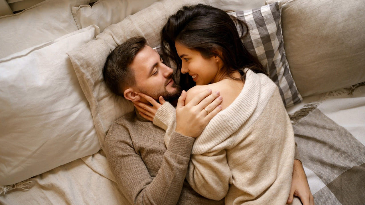 ఒక చిన్న కౌగిలింత:  మీ భర్త లేదా భార్యను సంతోషపెట్టాలనుకుంటే, మీరు వారికి చాలా ఖరీదైన బహుమతులు ఇవ్వాల్సిన అవసరం లేదు లేదా బంగారు నగలు కొనాల్సిన అవసరం లేదు. మీరు వారి కోసం చేసే చిన్న పని కూడా ఆనందాన్ని కలిగిస్తుంది. మీరు ఉదయం నిద్రలేవగానే, మీ భాగస్వామికి ఒక హాగ్ ఇవ్వండి. ఈ కౌగిలింత మీ ఇద్దరి మధ్య తగాదాలకు గొప్ప నివారణ.