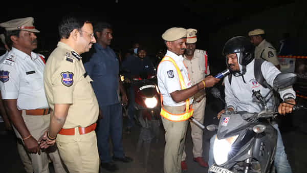 Hyderabad: క్యాబా.. కోర్టా..? మా డాడీ ఎవరో తెలుసా అంటే కుదరదు.. మందుబాబులకు సీపీ సజ్జనార్ మాస్ వార్నింగ్
